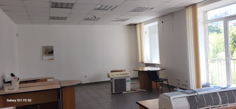 Sale of commercial real estate: 20 separate premises located at 9/2 Klovskyi Descent, Kyiv